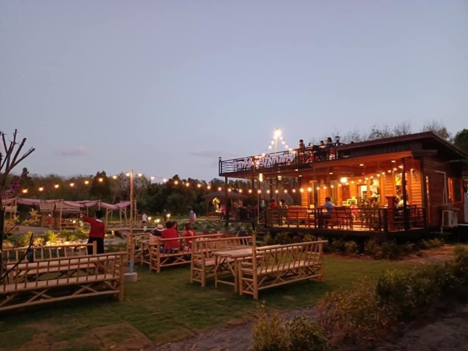 ไร่นาบัวหลวง คาเฟ่ & ฟาร์มสเตย์ Raina Bualuang Cafe & Farm Stay Ban Na No 외부 사진