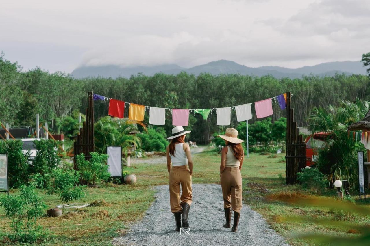 ไร่นาบัวหลวง คาเฟ่ & ฟาร์มสเตย์ Raina Bualuang Cafe & Farm Stay Ban Na No 외부 사진